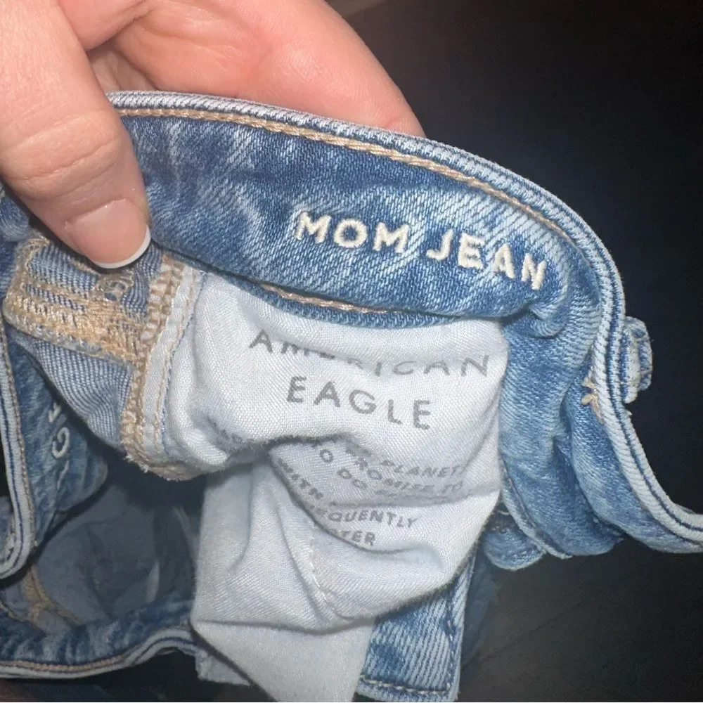 American Eagle Outfitters (0) Light Wash Distressed Mom Jeans with Stretch - Picture 7 of 8